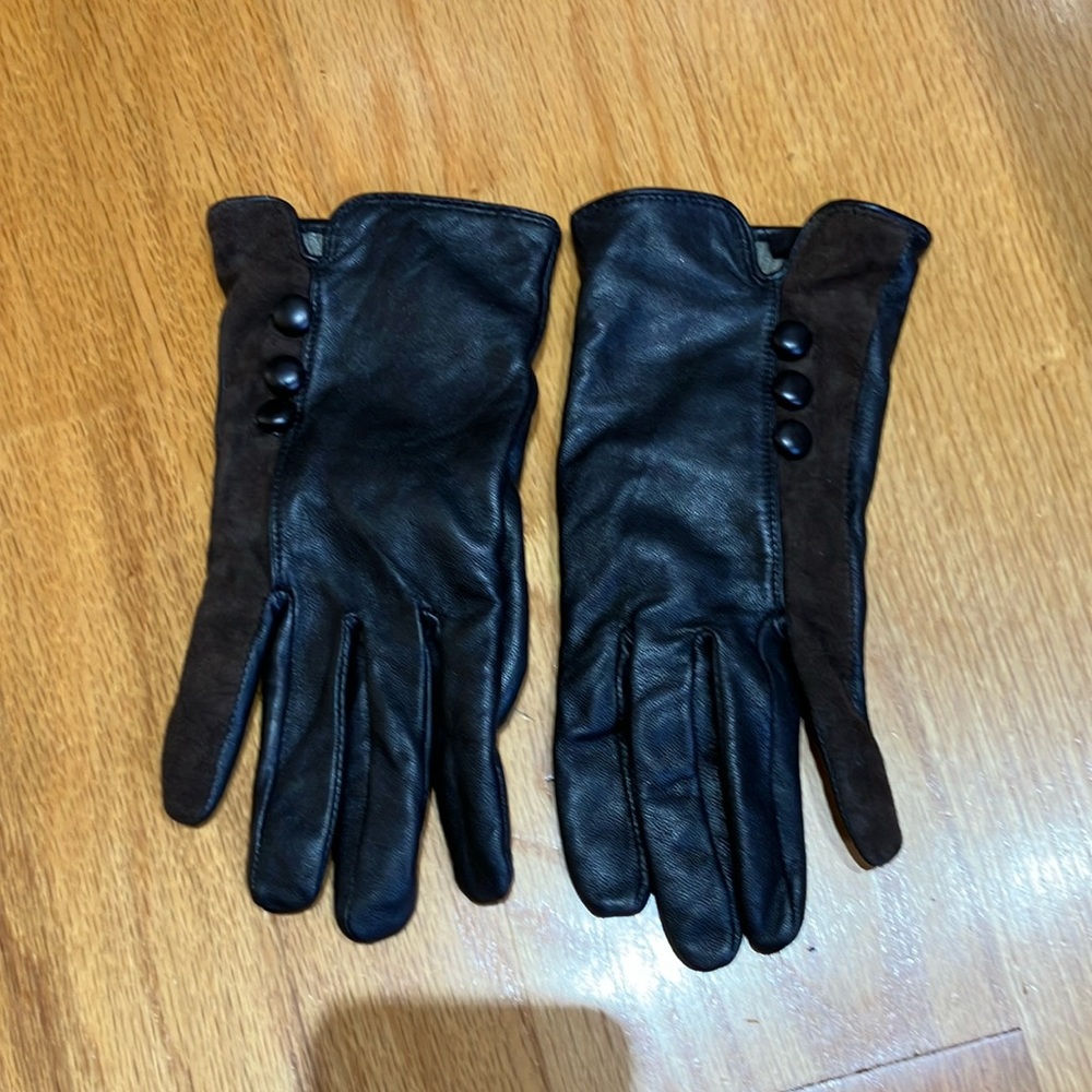 Ladies leather lined gloves.
